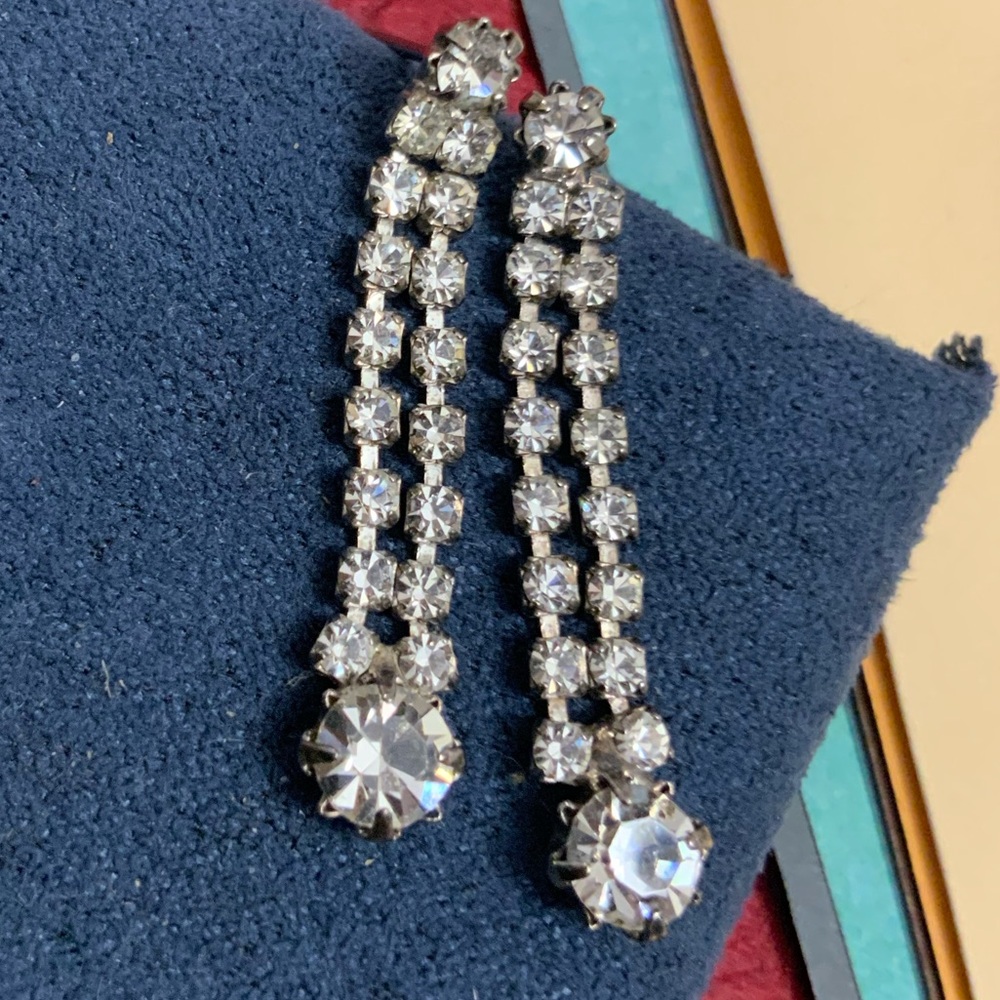 Vintage Chic Silver-Tone Crystal Drop Earrings